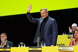 Minutenlanger Beifall für Christian Lindner - er führt wieder die Landesliste der NRW-FDP an - © Friso Gentsch/dpa