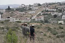 Israelische Siedler im Westjordanland. (Archivbild) - © Maya Alleruzzo/AP/dpa