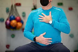 Ein Long-Covid-Patient macht ein Atemtraining in einer Reha-Klinik für Post-Covid-Erkrankte. (Archivbild) - © Friso Gentsch/dpa