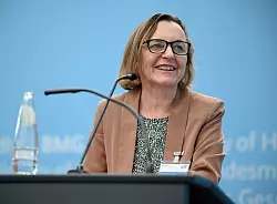 Carmen Scheibenbogen leitet das Fatigue Centrum der Berliner Charité und verweist auf erste klinische Studien zu Long-Covid-Medikamenten. (Archivbild) - © Carla Benkö/dpa