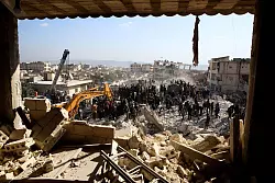 Ausrüstung, wie hier ein Bagger in Jenderis, gibt es in den betroffenen Gebieten in Syrien kaum. - © Juma Mohammad/IMAGESLIVE via ZUMA Press Wire/dpa