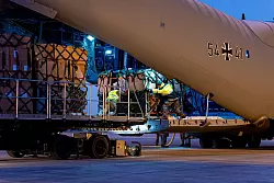Ein Transportflugzeug der Luftwaffe wird auf dem Gelände vom Fliegerhorst Wunstorf beladen. - © Moritz Frankenberg/dpa