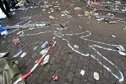 Kreide markiert die Lage der Leichen am Unglücksort. (Archivbild) - © picture alliance / dpa