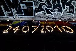 Kerzen erinnern an die Opfer des Unglücks vom 24. Juli 2010. (Archivbild) - © Christoph Reichwein/dpa