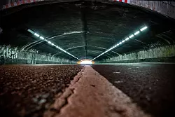 Durch den Tunnel führte für alle Besucher der Weg auf das Festivalgelände. Hier kam es zu dem tödlichen Gedränge. (Archivbild) - © Christoph Reichwein/dpa