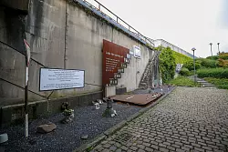 An der Rampe, an der vor 15 Jahren Hunderte Menschen im Gedränge verletzt wurden und 21 starben, steht heute eine Gedenkstelle. - © Christoph Reichwein/dpa