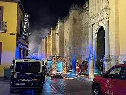 In der berühmten Kathedrale von Córdoba ist am Abend ein Feuer ausgebrochen. - © Madero Cubero/EUROPA PRESS/dpa