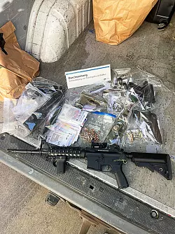 Bei der Razzia wurde die Kölner Polizei fündig, - © -/Polizei Köln/dpa