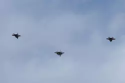 Israel lässt Kampfflugzeuge über die Trauerfeier für Hisbollah-Chef donnern. - © Bilal Hussein/AP/dpa