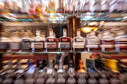 Nicht von den Zusatzzöllen betroffen: amerikanischer Whiskey und andere alkoholische Getränke. (Archivbild) - © Peter Kneffel/dpa