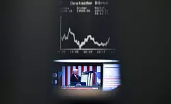 Erheblich unter Druck wegen der Eskalation des amerikanisch-chinesischen Handelskriegs und des Zollkonflikts zwischen den USA und der EU: der Dax. - © Arne Dedert/dpa
