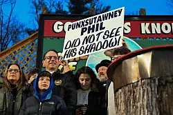 Noch einmal Schwarz auf Wei&szlig;: Punxsutawney Phil hat seinen Schatten nicht gesehen. - &copy; Barry Reeger/FR171704 AP/dpa