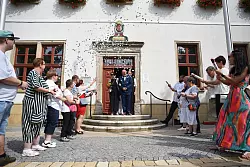 Menschen schießen am Samstag (9.8.) Konfettikanonen in Richtung des Brautpaars. - © Simon Kremer/dpa