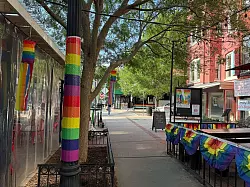 Viele Restaurants, Bars, Geschäfte und Vorgärten sind während der Worldpride mit Regenbogenflaggen dekoriert. - © Franziska Spiecker/dpa