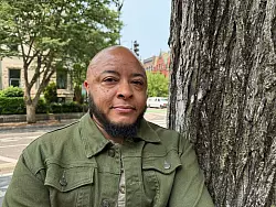 Elijah Nicholas sieht in den von der US-Regierung durchgesetzten Änderungen bei Reisepässen ein Sicherheitsrisiko für Transpersonen. - © Franziska Spiecker/dpa