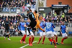 Kiels Torhüter Timon Weiner (M) war gegen Leverkusen immer wieder gefordert. - © Gregor Fischer/dpa