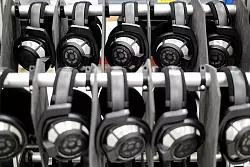 Die Marke Sennheiser ist international f&uuml;r ihre Kopfh&ouml;rer bekannt. (Archivbild) - &copy; Ole Spata/dpa