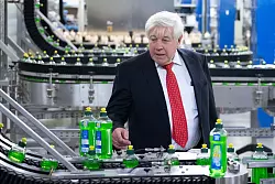 Wolfgang Groß, bisheriger Fit-Geschäftsführer, hat das Unternehmen verkauft: Die BlueSun-Gruppe aus Spanien hat den ostdeutschen Spülmittelhersteller übernommen. (Archivbild) - © Sebastian Kahnert/dpa