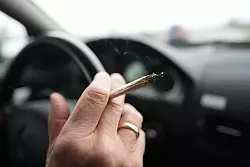 Schon in geringem Ma&szlig; kann der Mischkonsum von Cannabis und Alkohol zu Einschr&auml;nkungen der Fahrt&uuml;chtigkeit f&uuml;hren, sagen Experten. - &copy; Marcus Brandt/dpa