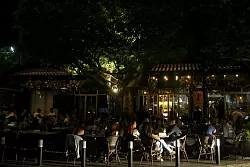 Sich ablenken, abwarten: Menschen in Beirut - &copy; Marwan Naamani/dpa