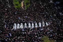 Die Trauergemeinde im drusischen Dorf Madschdal Schams. - &copy; Ilia Yefimovich/dpa