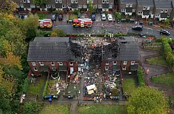 Massive Zerst&ouml;rungen in der H&auml;userzeile nach der Explosion und einem folgenden Feuer. - &copy; Owen Humphreys/PA Wire/dpa