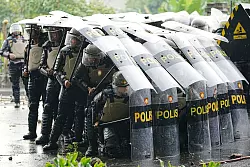 Die Zusammenst&ouml;&szlig;e zwischen Demonstranten und Sicherheitskr&auml;ften eskalieren. - &copy; Achmad Ibrahim/AP/dpa