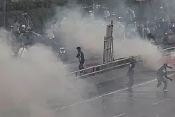 Die Polizei setzte auch Tr&auml;nengas ein. - &copy; Donal Husni/ZUMA Press Wire/dpa