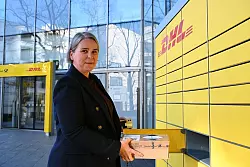 Post-Deutschlandchefin Nikola Hagleitner hält viel von Paketautomaten - die nutzt sie bisweilen auch selbst, um privat bestellte Pakete abzuholen. (Archivbild) - © Wolf von Dewitz/dpa