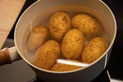 Schritt 2: Kartoffeln wie gewohnt in Salzwasser kochen. - © Christin Klose/dpa-tmn