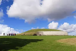 Die Grabanlage von Newgrange: Die Kammer verbirgt sich unter dem Hügel. - © Daniela David/dpa-tmn