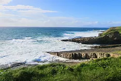 Einer schöner Ort für Spaziergänge, um Kraft zu tanken: die Atlantikküste bei Enniscrone. - © Daniela David/dpa-tmn
