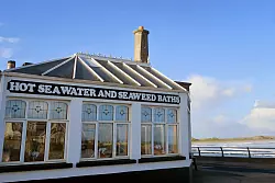 Im Kilcullen Seaweed Bath in Enniscrone können Gäste in Seetang und heißem Meereswasser baden - und auf diese Art Kraft tanken. - © Daniela David/dpa-tmn