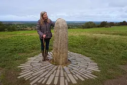 Treasa Kerrigan stellt sich selbst als Hohepriesterin vor - wie viele ihrer Landsleute glaubt sie an die Wirkung von Kraftorten wie dem Hill of Tara. - © Daniela David/dpa-tmn