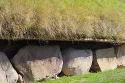 In die Sandsteine am Grabhügel sind Muster eingeritzt - sie sind Teil der Kultstätten Brú na Bóinne. - © Daniela David/dpa-tmn