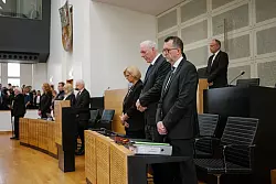 Gedenken im Landtag in Saarbrücken. Die saarländische Landesregierung hatte zu einer Schweigeminute für den in Völklingen im Dienst getöteten Polizisten aufgerufen. - © Oliver Dietze/dpa