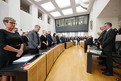 Stilles Gedenken im saarländischen Landtag. Die saarländische Landesregierung hatte zu einer Schweigeminute für den in Völklingen im Dienst getöteten Polizisten aufgerufen. - © Oliver Dietze/dpa