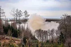 Das zweite Teilbauwerk der alten A45-Talbr&uuml;cke ist mit 13 Kilogramm Sprengstoff gesprengt worden. - &copy; Christoph Reichwein/dpa
