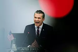 US-Verteidigungsminister Hegseth hat den Nato-Ambitionen Kiews eine Absage erteilt. - © Omar Havana/AP/dpa