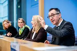 Bundesbildungsminister &Ouml;zdemir und die Landesministerinnen Streichert-Clivot, Hubig und Prien verk&uuml;nden die Einigung. - &copy; Michael Kappeler/dpa