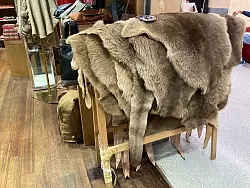 Nicht nur das Leder, auch die Felle der K&auml;ngurus werden gerne gekauft. - &copy; Carola Frentzen/dpa