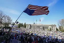 Im ganzen Land zogen Demonstranten gegen Trumps Regierung auf die Straße. - © Ivy Ceballo/The Seattle Times via AP/dpa