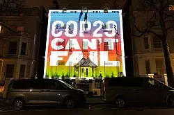 Botschaft von Klimaaktivisten aus London nach Baku: Die COP20 d&uuml;rfe nicht scheitern. - &copy; Lee Mills/ FOR GREEN NEW DEAL RISING/AP/dpa