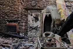 Dutzende Häuser wurden bei dem riesigen Waldbrand in Südfrankreich zerstört oder beschädigt. - © Manu Fernandez/AP/dpa