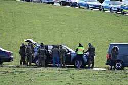 Mitglieder eines Spezialeinsatzkommandos der Polizei besprechen sich nach der eskalierten Zwangsr&auml;umung. - &copy; Roland Sprich/S&uuml;dkurier/dpa