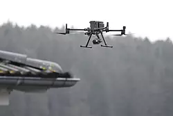 Auch eine Polizei-Drohne kam zum Einsatz. - &copy; Bernd Wei&szlig;brod/dpa