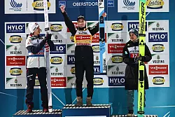 &Uuml;berflieger Prevc und seine Verfolger beim Tournee-Start in Oberstdorf. - &copy; Daniel Karmann/dpa