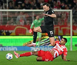 Unions Danilho Doekhi (r) traf doppelt in Halbzeit eins. - &copy; Soeren Stache/dpa