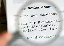 Bis die ausgeweitete Mütterrente ausgezahlt wird, dauert es noch. - © picture alliance / dpa