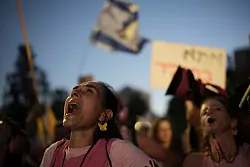 Hunderttausende Israelis haben sich seit Kriegsbeginn vor bald zwei Jahren an Demonstrationen f&uuml;r einen Waffenstillstand im Gazastreifen und eine Vereinbarung zur Freilassung der Geiseln beteiligt. (Archivbild) - &copy; Leo Correa/AP/dpa